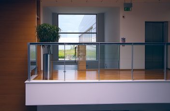 uchyty do szkła w balustradzie